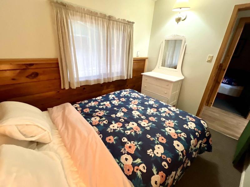 "high Falls Bay Cottages, Camping & Waterpark" image