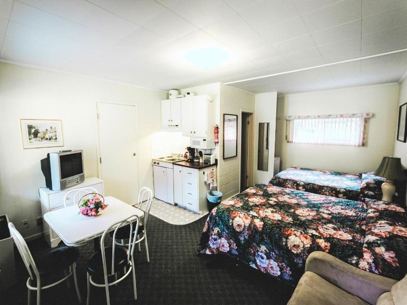 "high Falls Bay Cottages, Camping & Waterpark" image