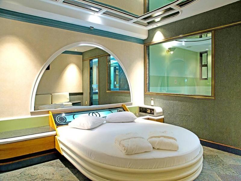 Bambina Hotel -adultos Somente image