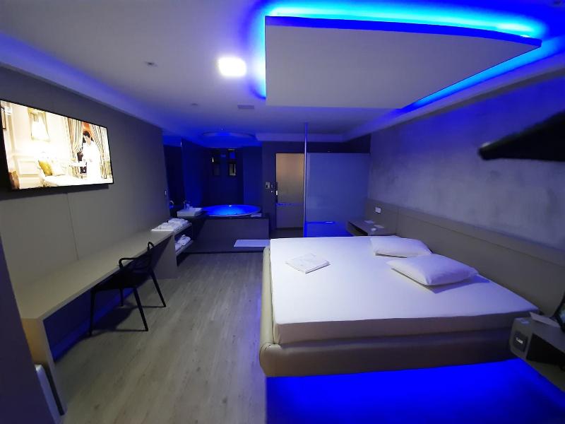 Bambina Hotel -adultos Somente image