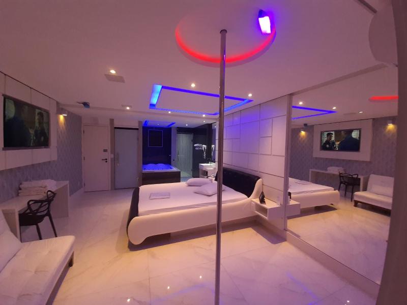 Bambina Hotel -adultos Somente image