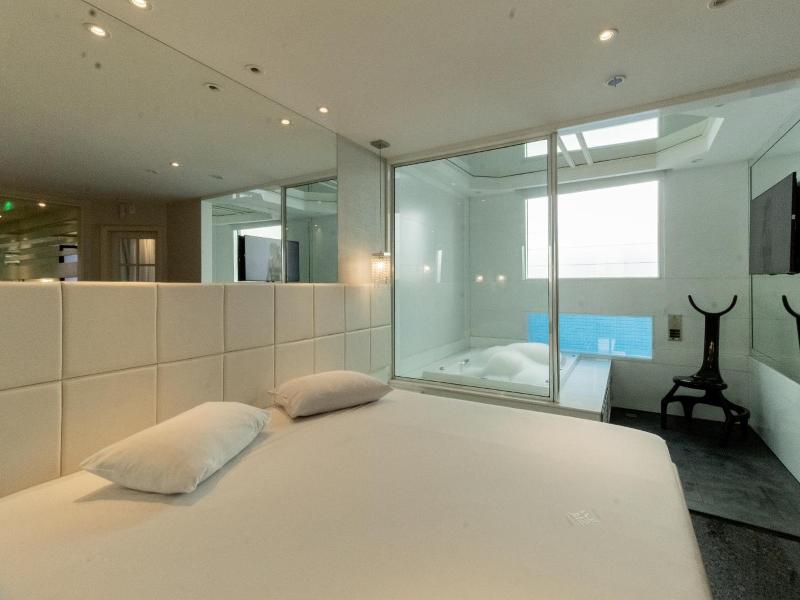 Bambina Hotel -adultos Somente image