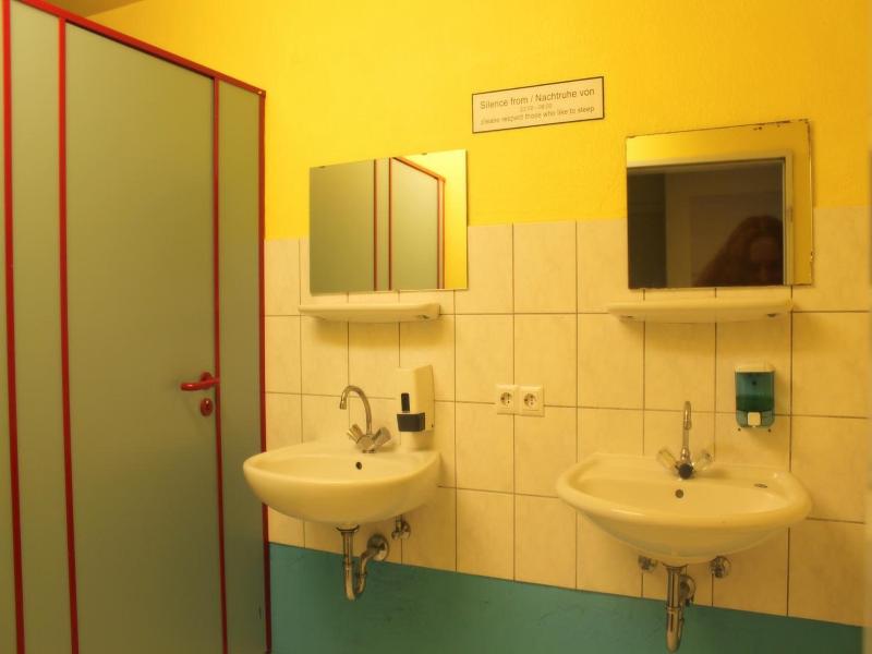 Backpackers Düsseldorf - Self Check-in image