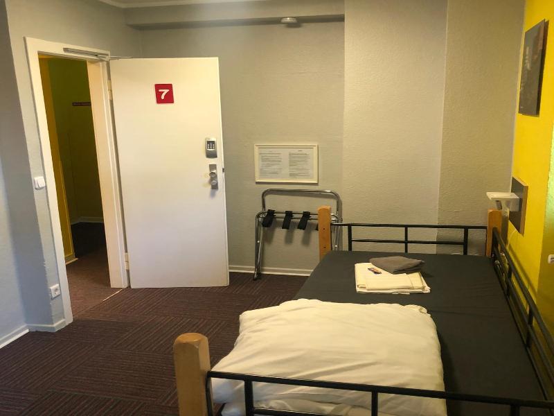 Backpackers Düsseldorf - Self Check-in image