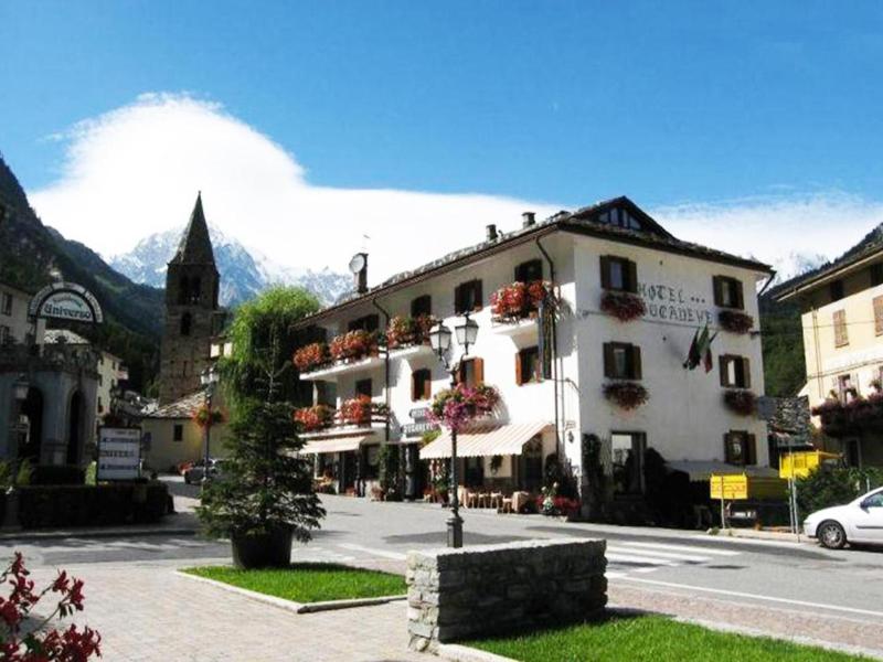 Hotel Bucaneve image