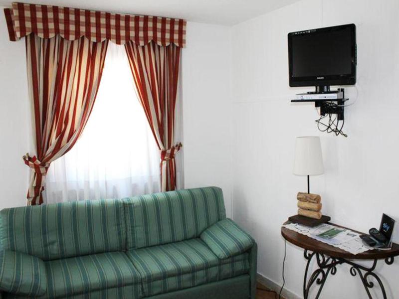 Hotel Bucaneve image