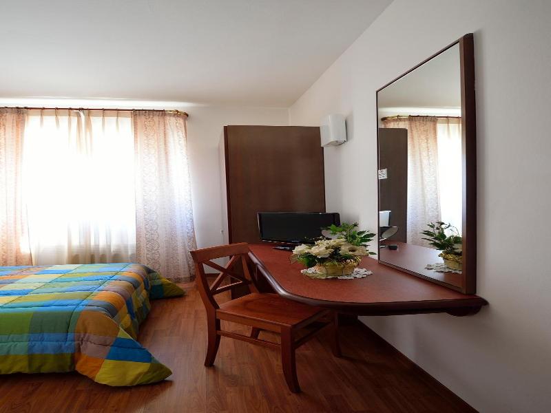 Hotel Italia image
