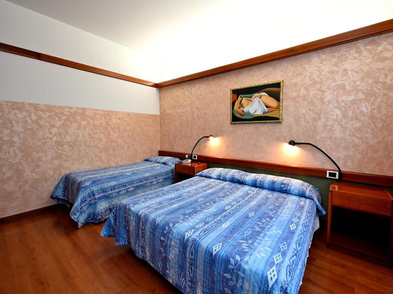 Hotel Italia image