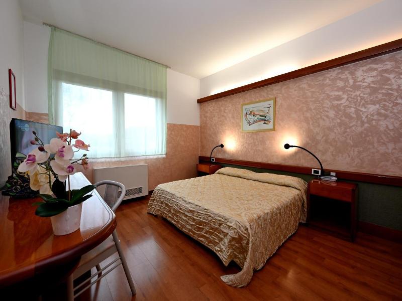 Hotel Italia image