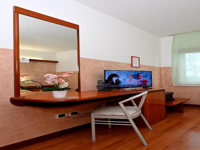 Hotel Italia image