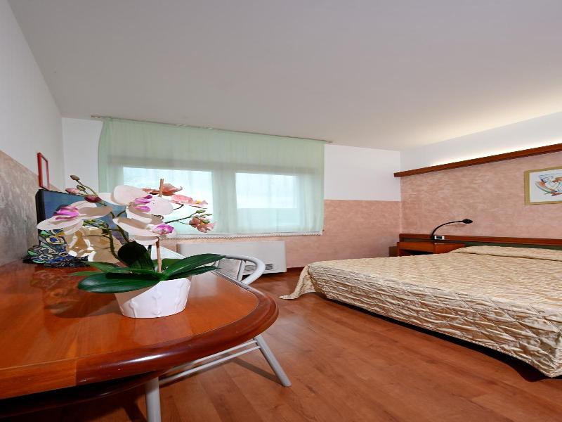 Hotel Italia image