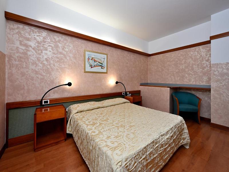 Hotel Italia image