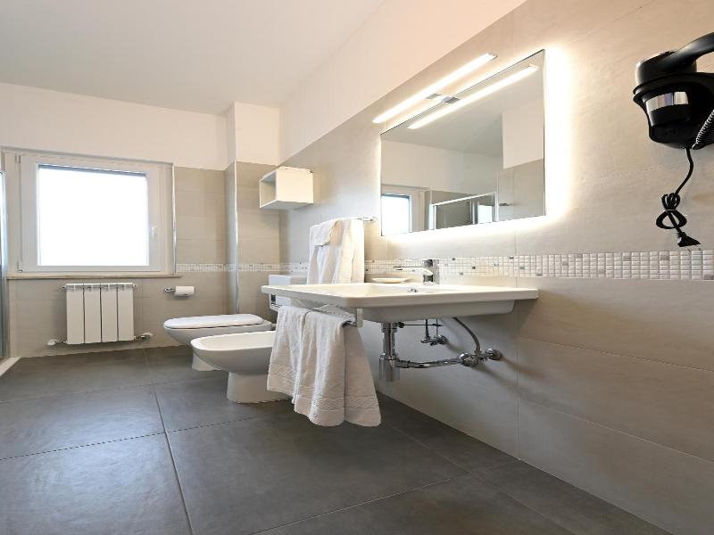 Hotel Italia image