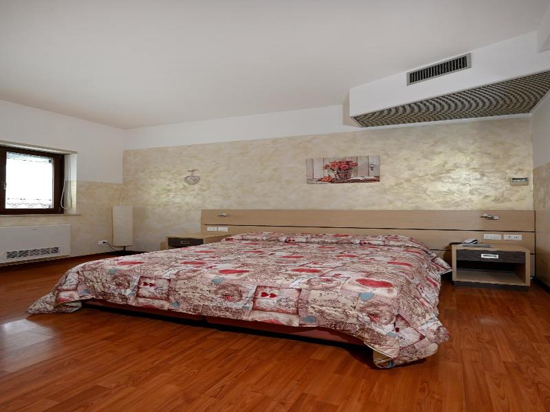 Hotel Italia image