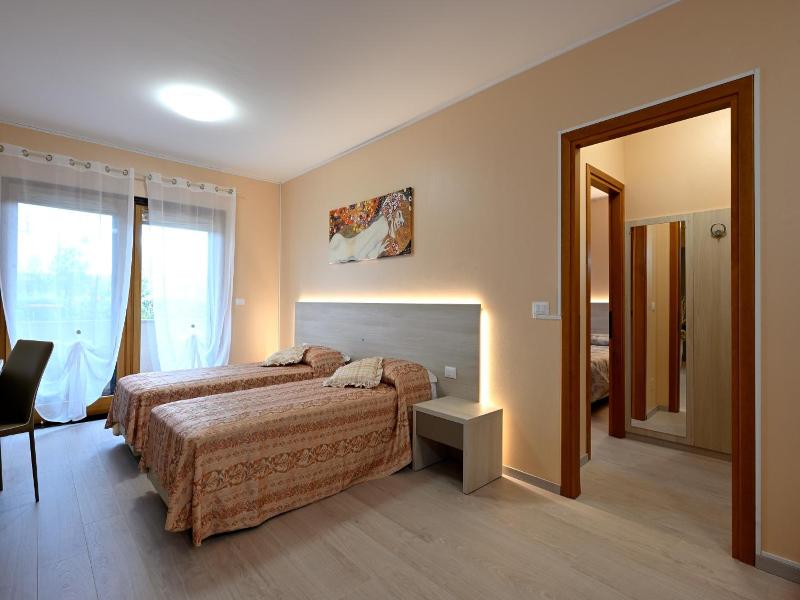 Hotel Italia image