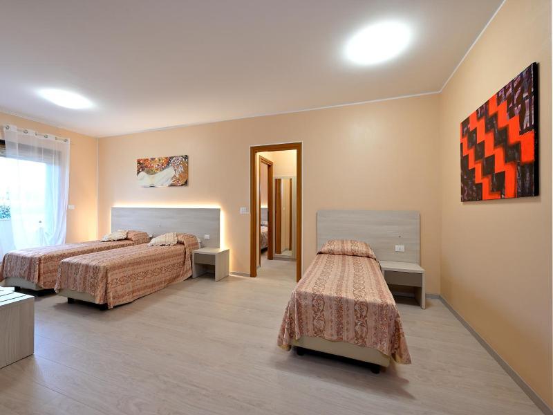 Hotel Italia image
