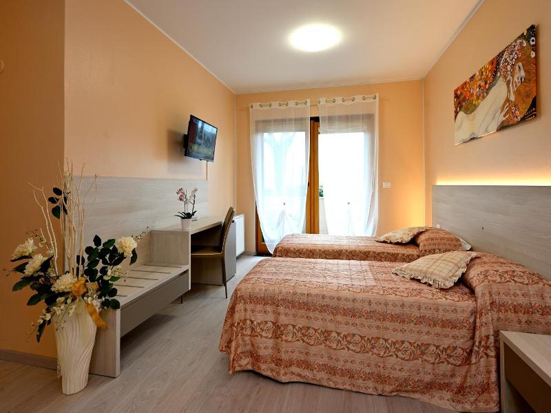 Hotel Italia image