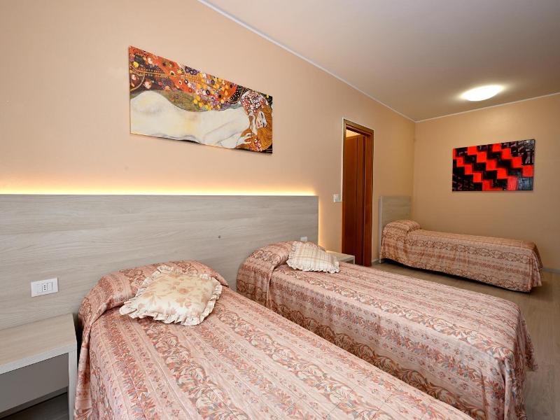 Hotel Italia image
