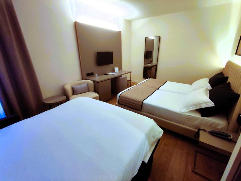 Vittoria Parc Hotel image