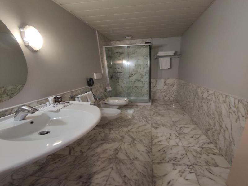 Vittoria Parc Hotel image