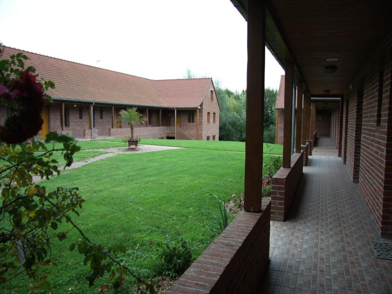 Hôtel Les Charmilles De Mormal image