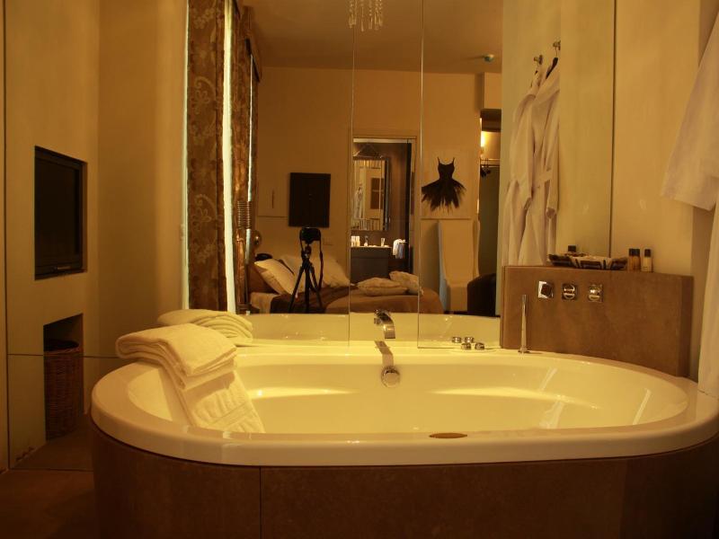 Balneum Boutique Hotel & B&b image