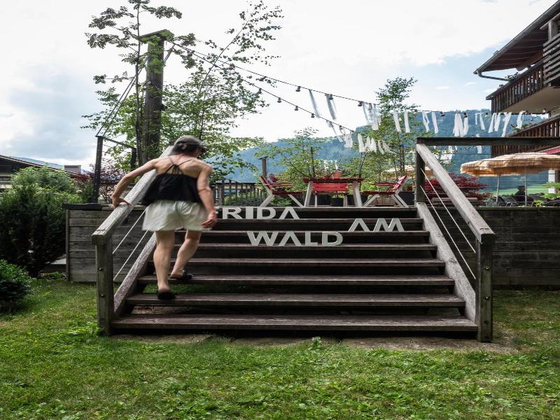 Frida Am Wald image