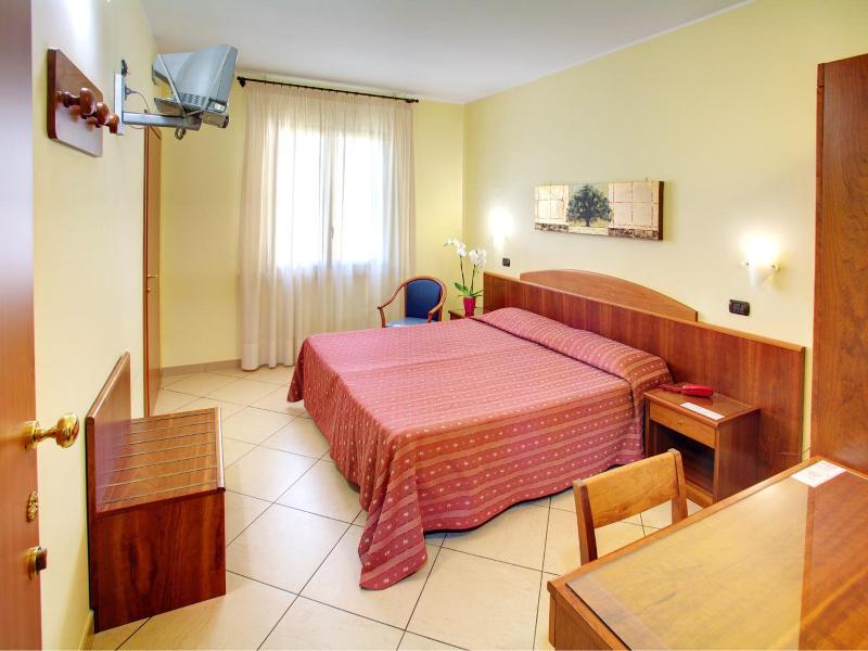 Lo Scacciapensieri Hotel & Restaurant image