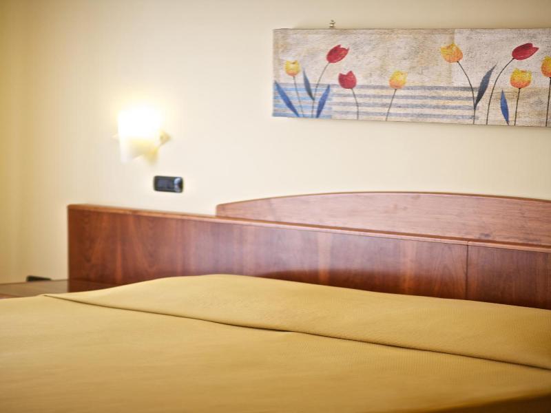 Lo Scacciapensieri Hotel & Restaurant image