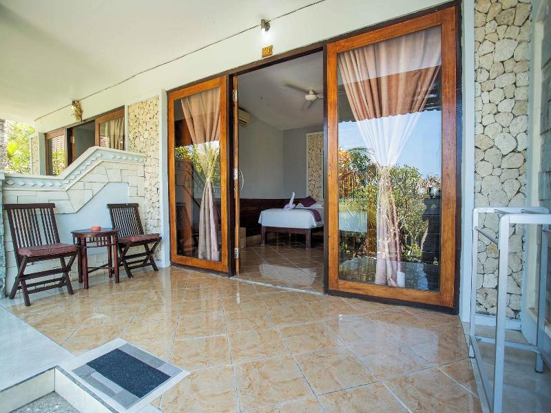 The Tanis Villas & Hotel Lembongan image