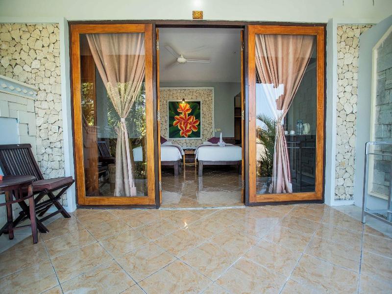 The Tanis Villas & Hotel Lembongan image
