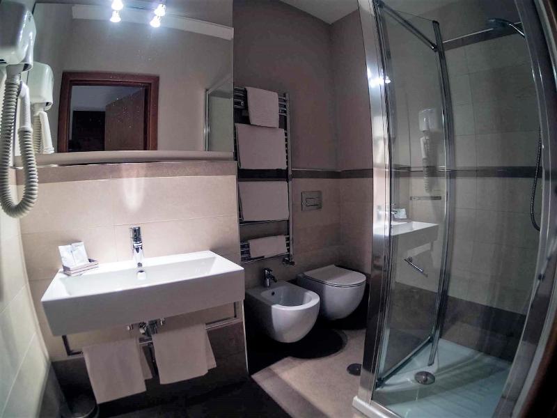 Albergo Dei Leoni image