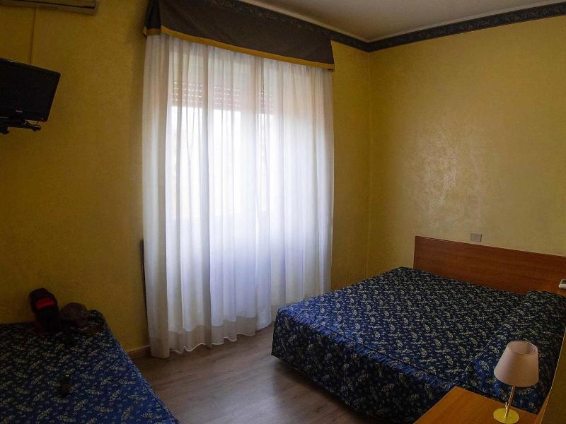 Albergo Dei Leoni image