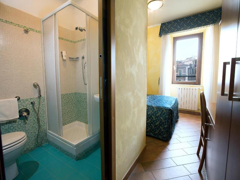 Albergo Dei Leoni image