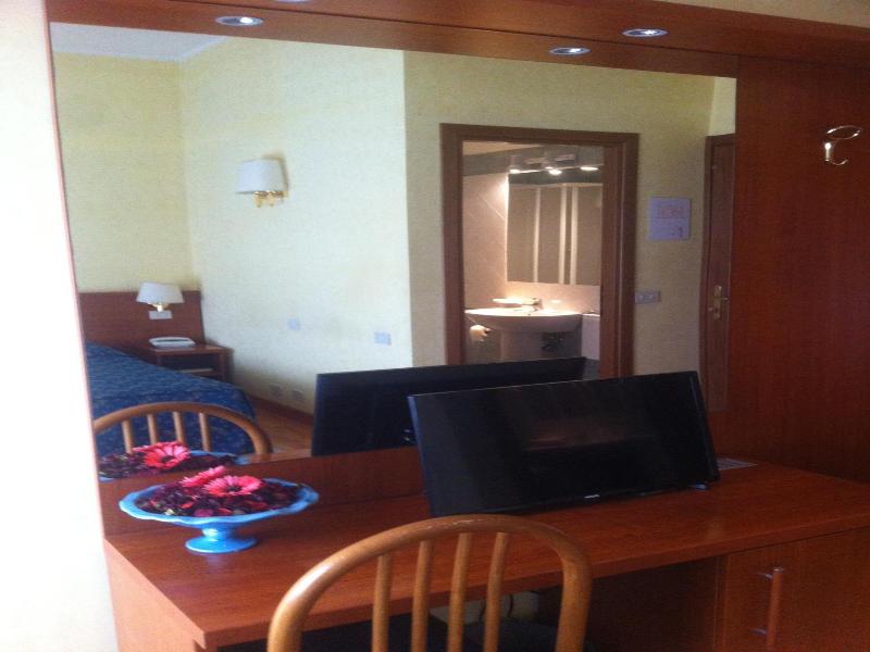 Albergo Dei Leoni image