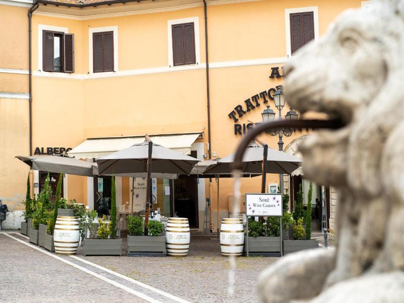 Albergo Dei Leoni image