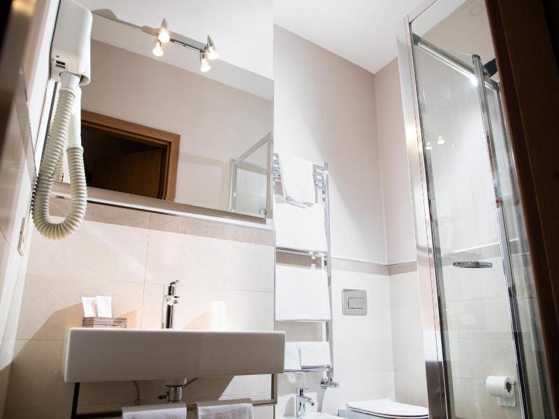 Albergo Dei Leoni image