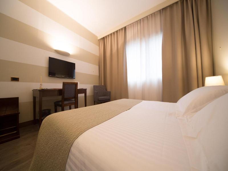 Hotel Motel Ascot image