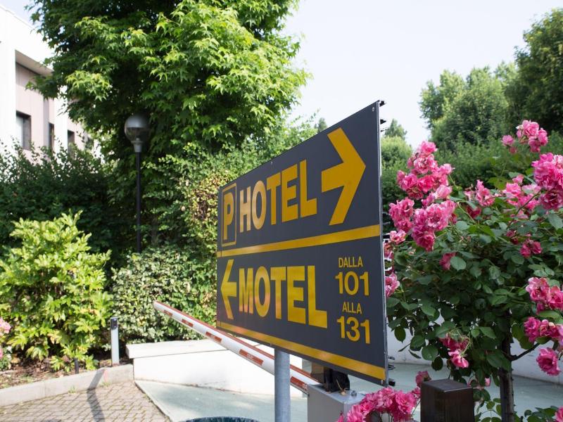 Hotel Motel Ascot image