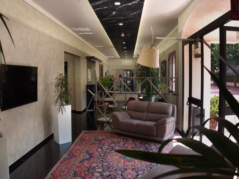 Hotel Versailles image