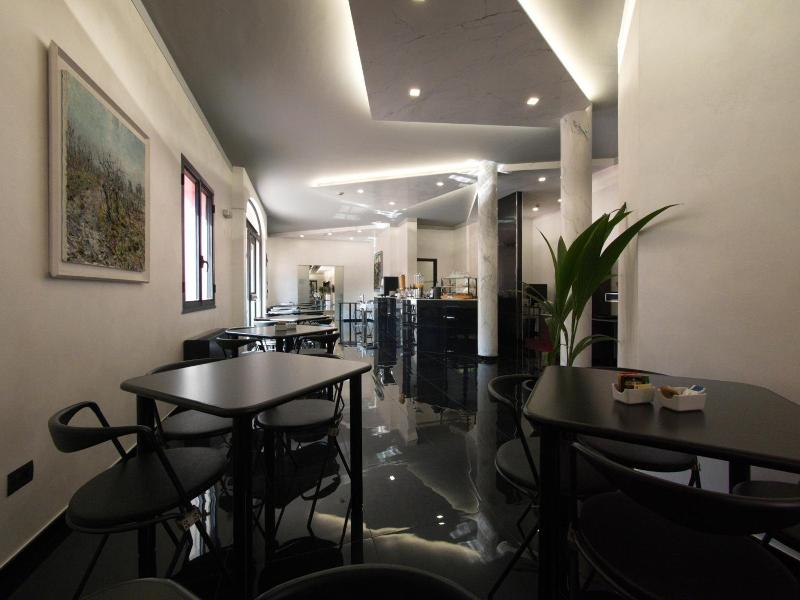 Hotel Versailles image