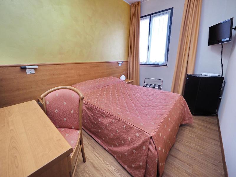 Hotel Versailles image