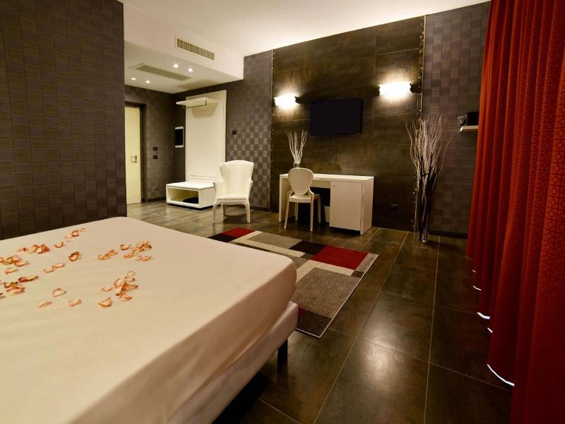 Sweet Motel image