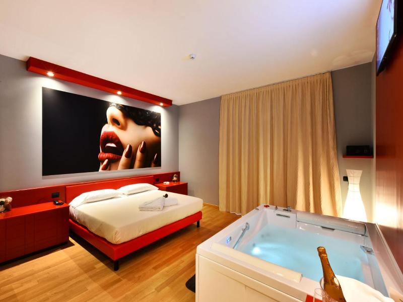 Sweet Motel image