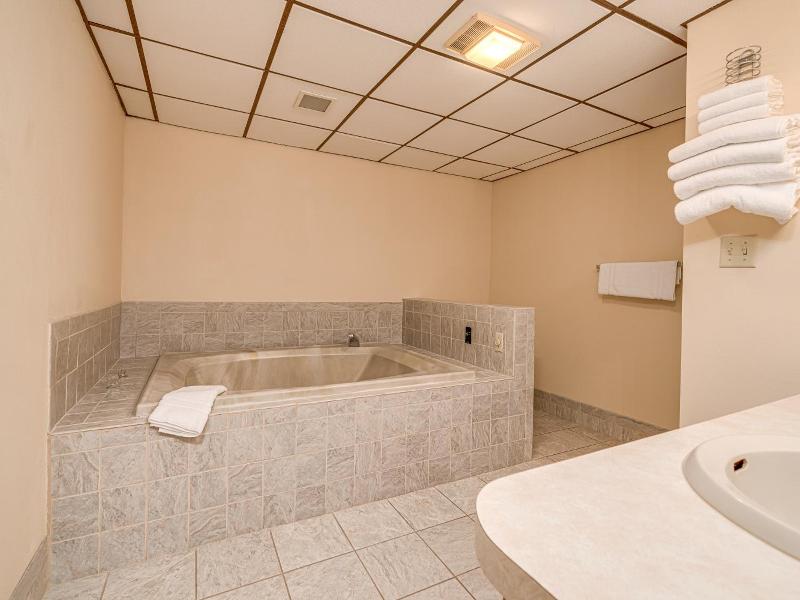 Bonnie Castle Resort & Marina image