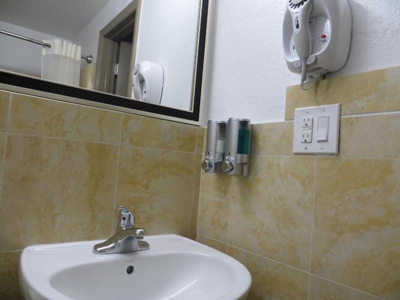 Budget Inn Lake Wales image