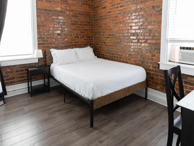 Hunter Arms Hotel image