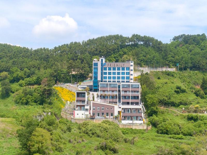 Friemily Pool Villa & Hotel image