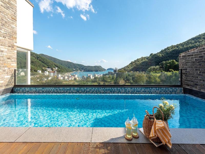 Friemily Pool Villa & Hotel image