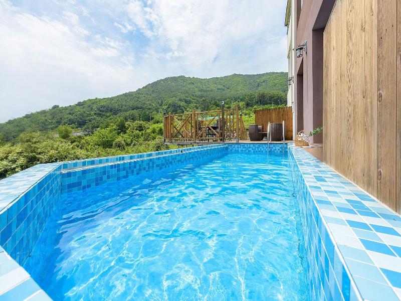 Friemily Pool Villa & Hotel image